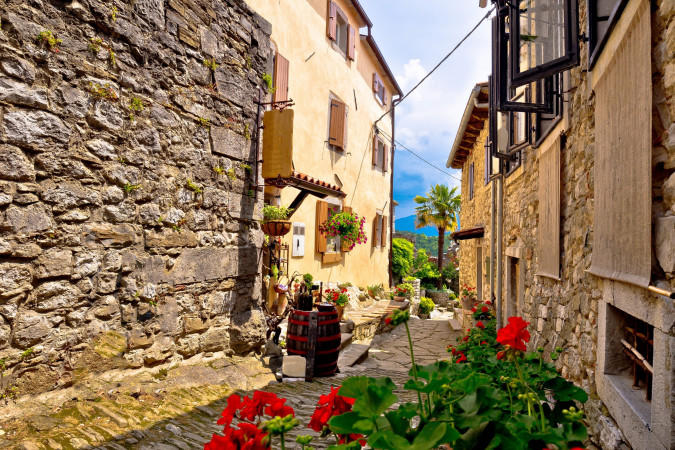 Hum – verdens minste by, Feriehus, ferieboliger og hotell i Kroatia - Charming Croatia